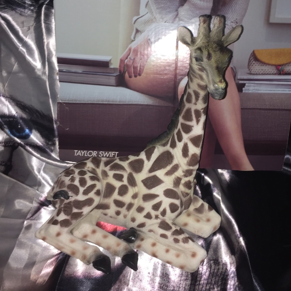 Giraffe statue home decor